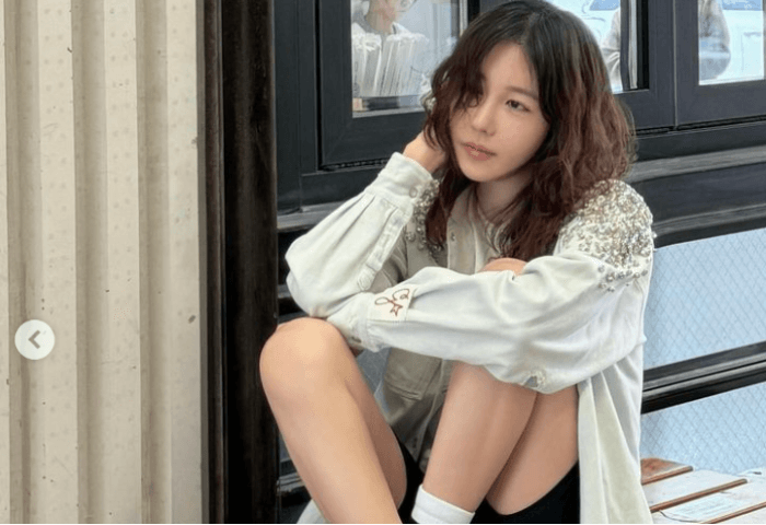 韓国女優イ・ジアの画像
髪は前髪無しウェーブのロング
椅子の上で足を組んでいる
ハーフパンツで美脚を披露している
